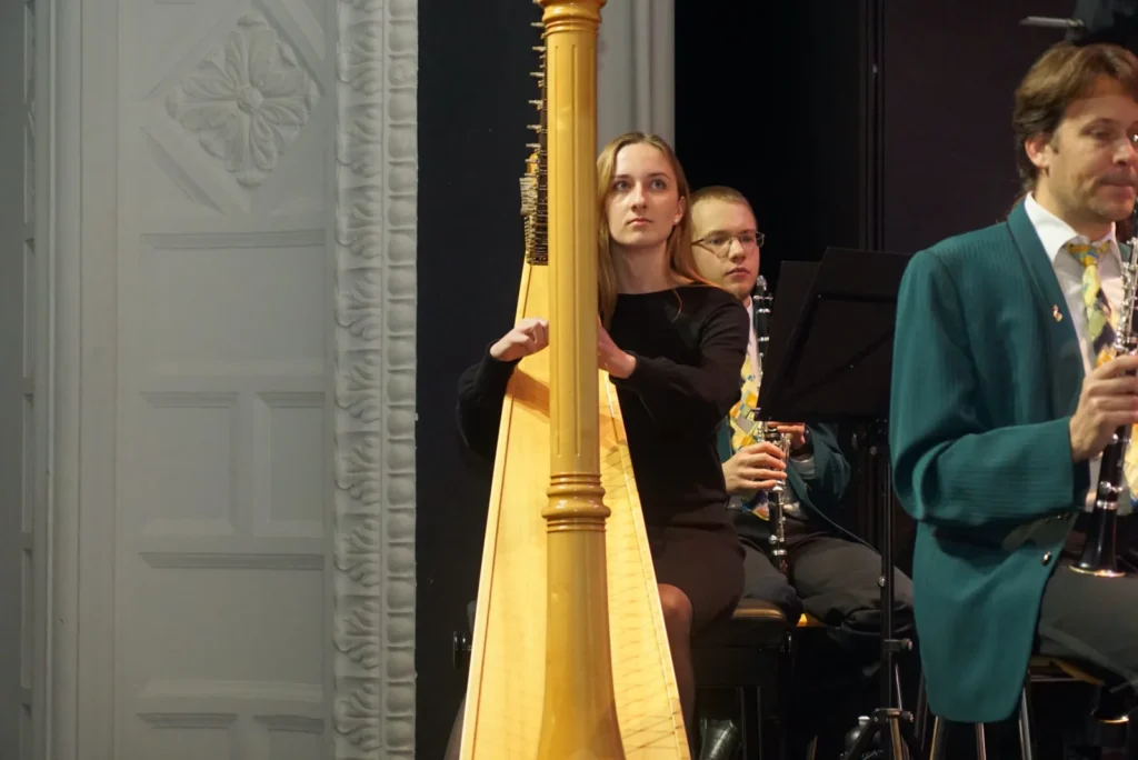 «Blasorchester mit Cello und Harfe» · Foto 3 von 13