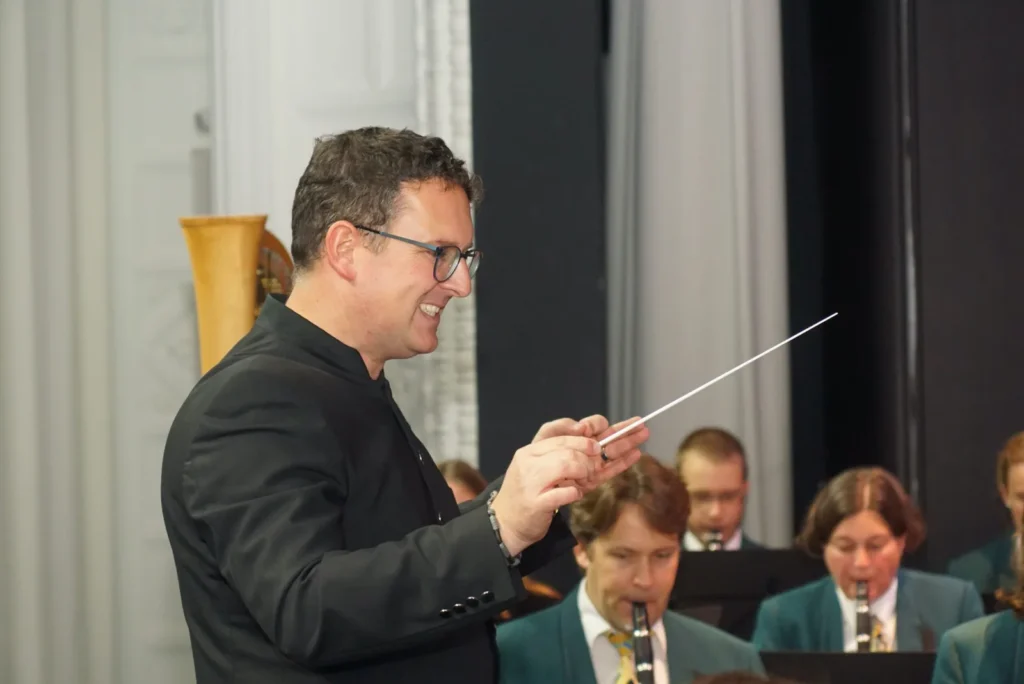 «Blasorchester mit Cello und Harfe» · Foto 5 von 13